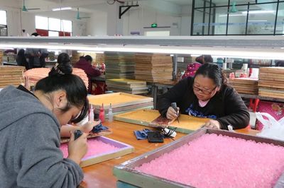 荔波扶貧車間里的“致富玩具” 工人月入破萬，小產(chǎn)品撬動大幸福